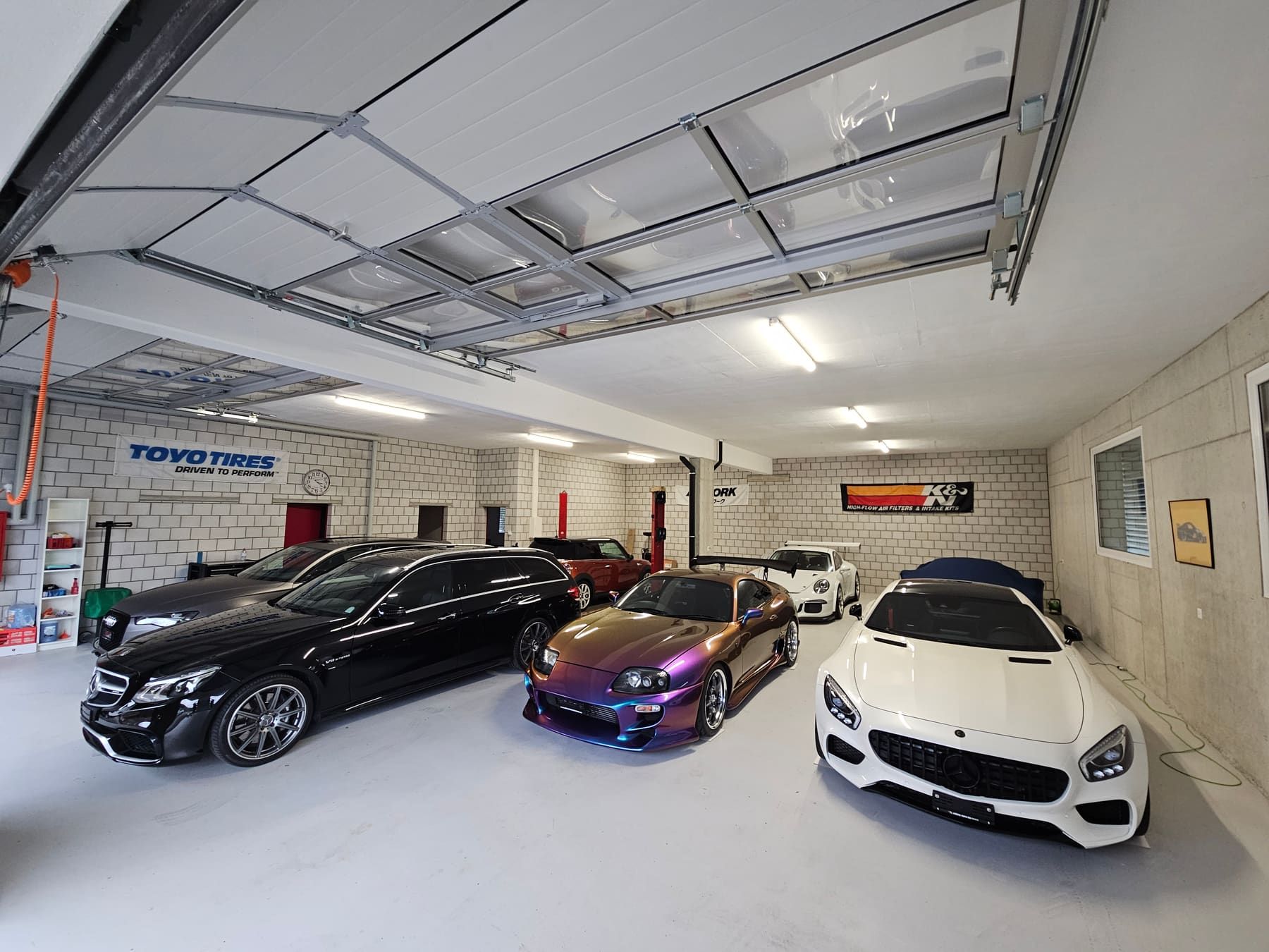 Blick in die Halle mit mehreren Sportwagen