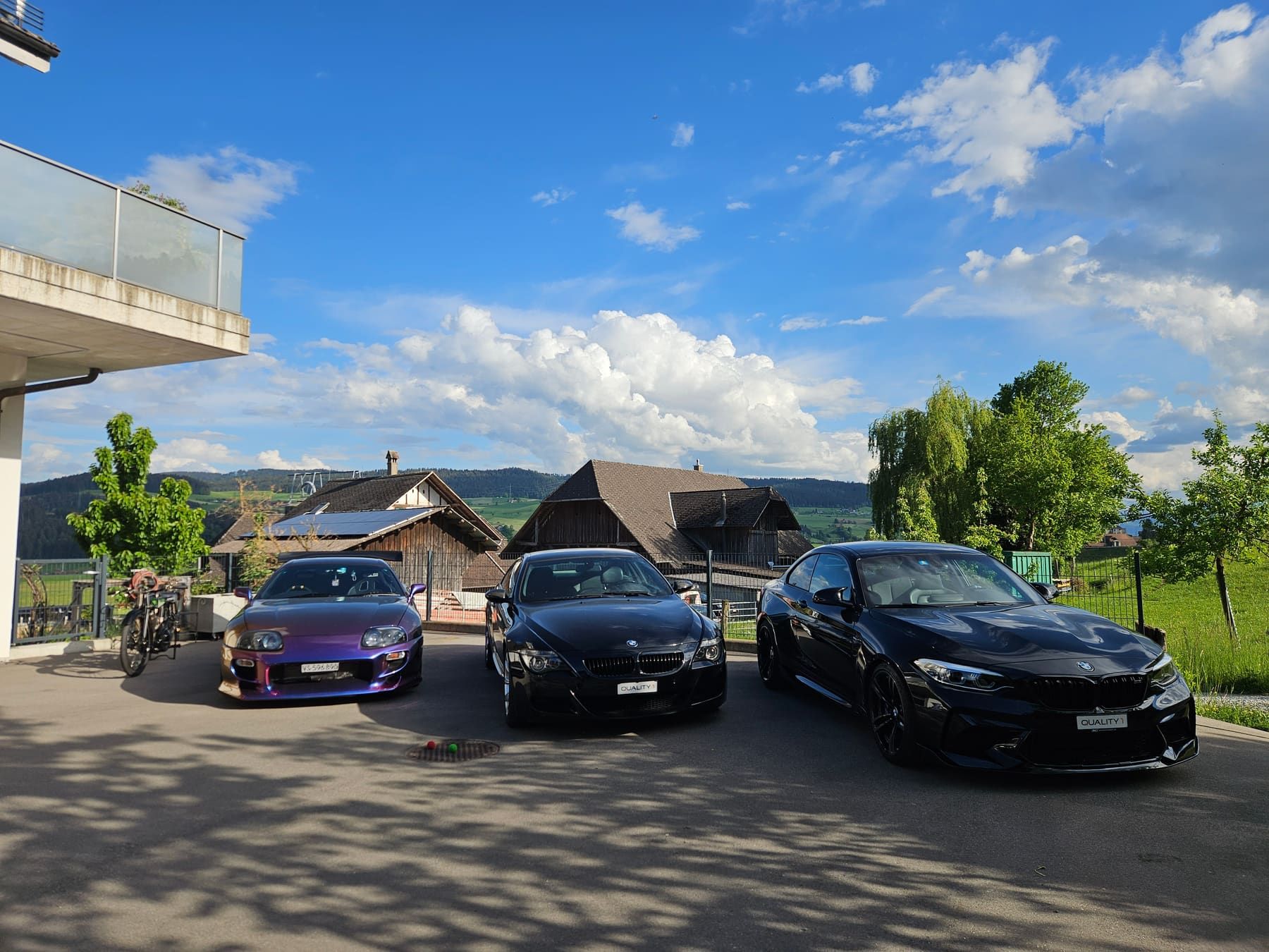 Vorplatz bei Sonnenschein