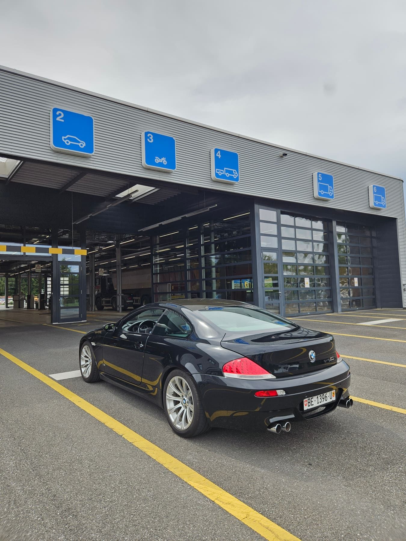 Fahrzeug vor der Werkstatt