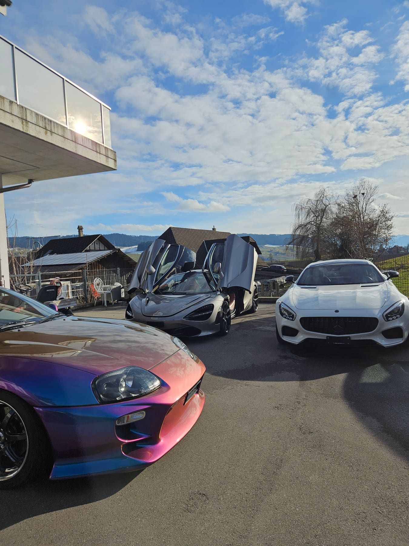Sportwagen auf dem Vorplatz